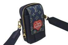 Load image into Gallery viewer, 極美品 LOUIS VUITTON ルイ ヴィトン ダブルフォンポーチ NIGOコラボ M81060 モノグラムデニム トリヨンレザー ショルダー 中古 4c075998