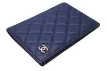 Load image into Gallery viewer, CHANEL シャネル パスポートケース ココマーク 27番台 2018-2019年 キャビアスキン ネイビー ゴールド金具 美品 中古 4c076177
