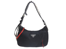 Load image into Gallery viewer, 極美品 PRADA プラダ NEW VELA ショルダーバッグ スタッズ トライアングルロゴ 1BC087 ブラック レッド シルバー金具 中古 4c076186