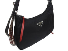 Load image into Gallery viewer, 極美品 PRADA プラダ NEW VELA ショルダーバッグ スタッズ トライアングルロゴ 1BC087 ブラック レッド シルバー金具 中古 4c076186
