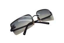 Load image into Gallery viewer, CHANEL シャネル サングラス リムレス ココマーク ラインストーン 62◻︎15 120 ブラック クリア シルバー金具 美品 中古 4c076189