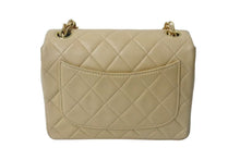 Load image into Gallery viewer, CHANEL シャネル ミニマトラッセ 17 チェーンショルダーバッグ A01115 5番台 ラムスキン ココマーク ベージュ 美品 中古 4c076296