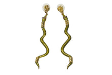 Load image into Gallery viewer, 極美品 Vivienne Westwood ヴィヴィアンウエストウッド ピアス 両耳 スネーク 蛇 GP グリーン レッド ゴールド金具 中古 4c076376