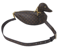 Load image into Gallery viewer, 新品同様 LOUIS VUITTON ルイヴィトン × NIGO ニゴー ダック バッグ ショルダーバッグ M45990 モノグラム アヒル 中古 4c076431