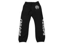 Load image into Gallery viewer, 新品未使用 CHROME HEARTS クロムハーツ スウェットパンツ サイズS ホースシュー サイドロゴ プリント ブラック 中古 4c076531