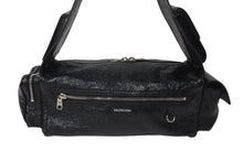 Load image into Gallery viewer, 極美品 BALENCIAGA バレンシアガ スーパービジィ スモール スリングバッグ アリーナラムスキン 702167・1000・N527277 ブラック 中古 4c076535