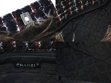 Load image into Gallery viewer, 極美品 CHANEL シャネル ファー ツイード チェーン ショルダーバッグ 14番台 マルチカラー シルバー金具 ココマーク 中古 4c070061