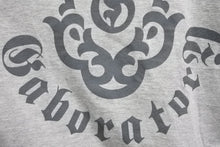 Load image into Gallery viewer, Gaboratory 半袖Tシャツ Mサイズ ガボラトリー GABOR ガボール シルバー アクセサリー グレー デカロゴ 中古 50247