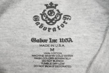 Load image into Gallery viewer, Gaboratory 半袖Tシャツ Mサイズ ガボラトリー GABOR ガボール シルバー アクセサリー グレー デカロゴ 中古 50247