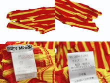 Load image into Gallery viewer, 極美品 ISSEY MIYAKE イッセイミヤケ プリーツ 長袖カットソー IM84-FJ966 サイズM ポリエステル レッド イエロー 中古 4b005083