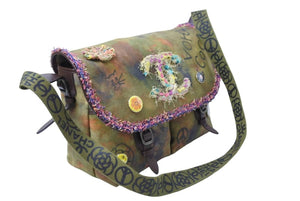 CHANEL シャネル エンブロイダリー メッセンジャーバッグ 20番台 グラフィティ エンブロイダリー カーキ A92790 美品 中古 51215