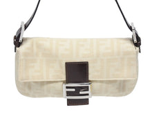 Load image into Gallery viewer, 極美品 FENDI フェンディ マンマバケット ワンショルダーバッグ 26424 ズッカ柄 キャンバス レザー ベージュ シルバー金具 中古 4b005302