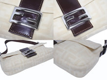 Load image into Gallery viewer, 極美品 FENDI フェンディ マンマバケット ワンショルダーバッグ 26424 ズッカ柄 キャンバス レザー ベージュ シルバー金具 中古 4b005302