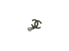 Load image into Gallery viewer, CHANEL シャネル イヤリング 片方 ココマーク ラインストーン メタル クリップ シリコン シルバー 美品 中古 53279