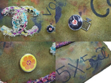 Load image into Gallery viewer, 極美品 CHANEL シャネル エンブロイダリー メッセンジャーバッグ 20番台 グラフィティ エンブロイダリー カーキ A92790 中古 53806