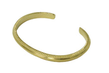 Load image into Gallery viewer, LEON掲載 即完売 SKY BLUE HAWK Side Fluted K18 YG Bangle メンズ バングル 美品 中古 53508