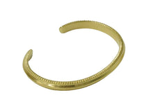 Load image into Gallery viewer, LEON掲載 即完売 SKY BLUE HAWK Side Fluted K18 YG Bangle メンズ バングル 美品 中古 53508