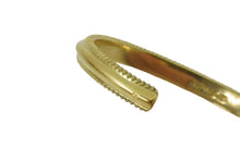 Load image into Gallery viewer, LEON掲載 即完売 SKY BLUE HAWK Side Fluted K18 YG Bangle メンズ バングル 美品 中古 53508