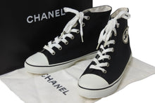 Load image into Gallery viewer, CHANEL シャネル スニーカー 001852 ココマーク ハイカットスニーカー ブラック ホワイト キャンバス サイズ37 良品 中古 53532