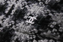 Load image into Gallery viewer, CHANEL シャネル バケットハット ココマーク チェック柄 S コットン ツイード ブラック ホワイト シルバー金具 美品 中古 53948