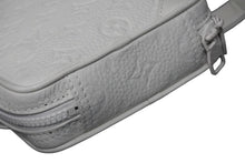 Load image into Gallery viewer, 極美品 LOUIS VUITTON ルイヴィトン ショルダーバッグ M53297 ユティリティ・サイドバッグ トリヨン ホワイト金具 中古 54279