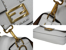 Load image into Gallery viewer, FENDI フェンディ ハンドバッグ マンマバケット 8BR600 ホワイト セレリア レザー ゴールド金具 美品 中古 54924