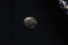 Load image into Gallery viewer, 極美品 CHANEL シャネル ウール エンブレム ダブル ジャケット 05C ブラック ロゴ ツイード P24937V12963 サイズ44 中古 54954