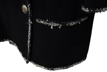 Load image into Gallery viewer, 極美品 CHANEL シャネル ウール エンブレム ダブル ジャケット 05C ブラック ロゴ ツイード P24937V12963 サイズ44 中古 54954