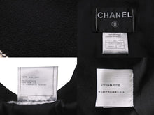 Load image into Gallery viewer, 極美品 CHANEL シャネル ウール エンブレム ダブル ジャケット 05C ブラック ロゴ ツイード P24937V12963 サイズ44 中古 54954