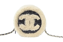 Load image into Gallery viewer, CHANEL シャネル ショルダーバッグ チェーンショルダー ムートン 28番台 ココマーク ブラック ゴールド金具 美品 中古 55086