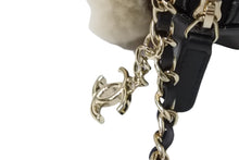 Load image into Gallery viewer, CHANEL シャネル ショルダーバッグ チェーンショルダー ムートン 28番台 ココマーク ブラック ゴールド金具 美品 中古 55086