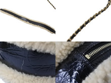 Load image into Gallery viewer, CHANEL シャネル ショルダーバッグ チェーンショルダー ムートン 28番台 ココマーク ブラック ゴールド金具 美品 中古 55086