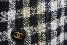 Load image into Gallery viewer, CHANEL シャネル ジャケットツイードジャケット ブラック ホワイト ココマーク ココボタン ブラック ホワイト 中古 55281