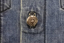 Load image into Gallery viewer, CHROME HEARTS クロムハーツ セメタリークロスパッチ デニムジャケット ホースシューボタン ブルー SV925 サイズS 美品 中古 55354
