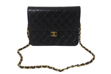 Load image into Gallery viewer, CHANEL シャネル ショルダーバッグ マトラッセ22 チェーン プッシュロック 3番台 ブラック ゴールド金具 レザー 美品 中古 55477