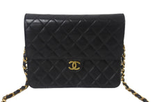Load image into Gallery viewer, CHANEL シャネル ショルダーバッグ マトラッセ22 チェーン プッシュロック 3番台 ブラック ゴールド金具 レザー 美品 中古 55477