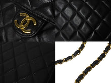 Load image into Gallery viewer, CHANEL シャネル ショルダーバッグ マトラッセ22 チェーン プッシュロック 3番台 ブラック ゴールド金具 レザー 美品 中古 55477