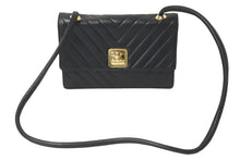 Load image into Gallery viewer, CHANEL シャネル ショルダーバッグ シェブロンステッチ ブラック ココマーク 2番台 ラムスキン ゴールド金具 美品 中古 55769