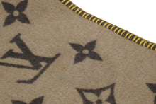 Load image into Gallery viewer, LOUIS VUITTON ルイヴィトン モノグラム ファッション雑貨 ブランケット ブラウン ベージュM92067 中古 55930