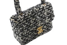 Load image into Gallery viewer, CHANEL シャネル ミニハンドバッグ 2番台 1992年 ツイード スパンコール ブラック ホワイト ゴールド金具 美品 中古 55990