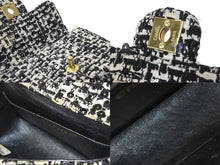 Load image into Gallery viewer, CHANEL シャネル ミニハンドバッグ 2番台 1992年 ツイード スパンコール ブラック ホワイト ゴールド金具 美品 中古 55990