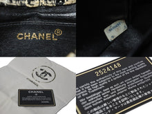 Load image into Gallery viewer, CHANEL シャネル ミニハンドバッグ 2番台 1992年 ツイード スパンコール ブラック ホワイト ゴールド金具 美品 中古 55990