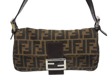 Load image into Gallery viewer, 極美品 FENDI フェンディ マンマバケット ワンショルダーバッグ 26424 ズッカ柄 キャンバス レザー ブラウン シルバー金具 中古 4b005601