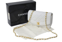 Load image into Gallery viewer, 極美品 CHANEL シャネル ダイアナ22 マトラッセ チェーンショルダーバッグ ホワイト ラムスキン 4番台 ココマーク 中古 56084