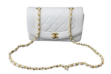 Load image into Gallery viewer, 極美品 CHANEL シャネル ダイアナ22 マトラッセ チェーンショルダーバッグ ホワイト ラムスキン 4番台 ココマーク 中古 56084