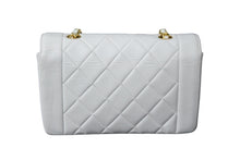 Load image into Gallery viewer, 極美品 CHANEL シャネル ダイアナ22 マトラッセ チェーンショルダーバッグ ホワイト ラムスキン 4番台 ココマーク 中古 56084