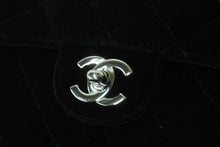 Load image into Gallery viewer, CHANEL シャネル ベロアリュック マトラッセ ブラック 4番台 ベロア ココマーク シルバー金具 美品 中古 56103