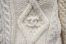 Load image into Gallery viewer, 極美品 CHANEL シャネル ニット フィッシャーマンセーター PO8000V00293 96P アイボリー サイズ42 中古 56115