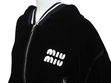 Load image into Gallery viewer, 極美品 MIU MIU ミュウミュウ 22AW ベルベット ジップアップパーカー セットアップ ブラック サイズ42 中古 56225