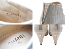 Load image into Gallery viewer, CHANEL シャネル ココマーク レザー ブーティー ブーツ ヒール ベージュ ブラック レザー 靴 茶 黒 G29270 サイズ38C 美品 中古 56395
